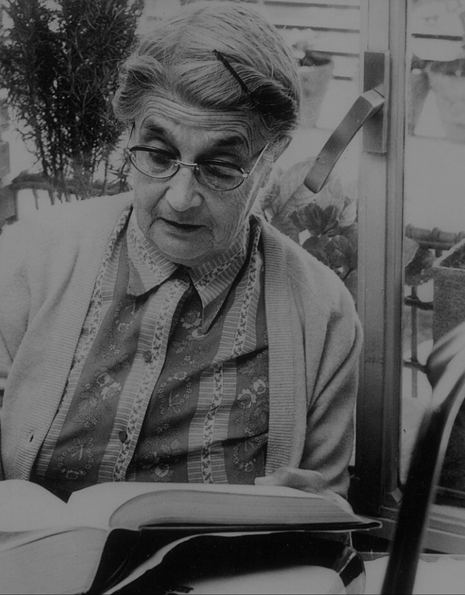 María Moliner leyendo